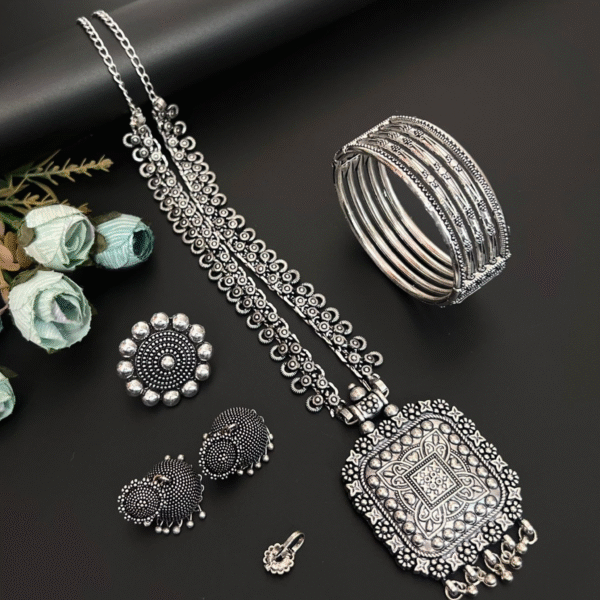 Naira Vintage Bloom Necklace Set