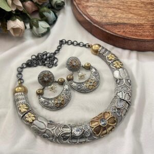 Dual Tone Hasli Necklace Set white & silver