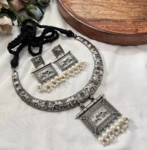 Hasli Necklace Set with Pearls & Earrings