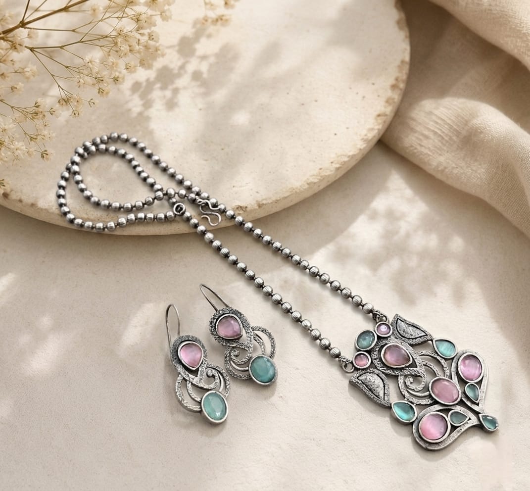 ganesh designed pendant set