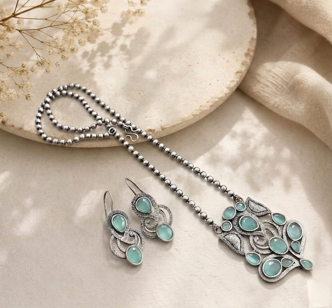 ganesh designed pendant set
