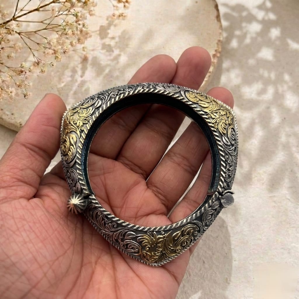 Dual tone openable kada