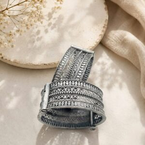 Hasli set with openabe bangles