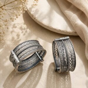 Hasli set with openabe bangles