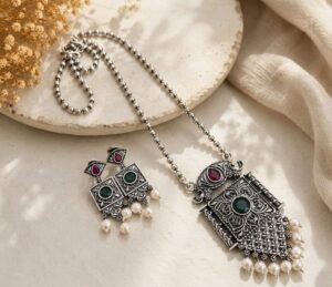 Long chain stone pendant set