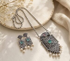 Long chain stone pendant set