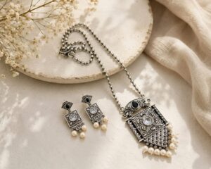 Long chain stone pendant set