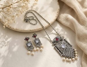 Long chain stone pendant set