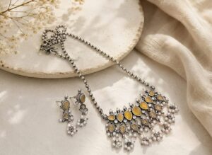 Stone chain pendant with earrings