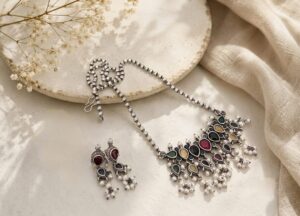 Stone chain pendant with earrings