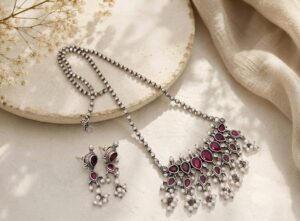 Stone chain pendant with earrings