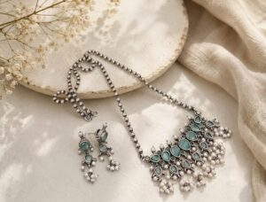 Stone chain pendant with earrings