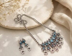 Stone chain pendant with earrings