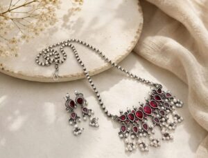 Stone chain pendant with earrings