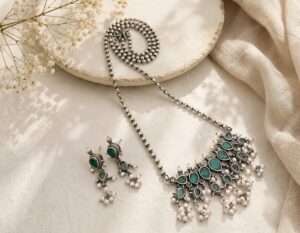 Stone chain pendant with earrings