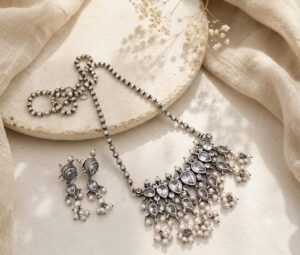 Stone chain pendant with earrings