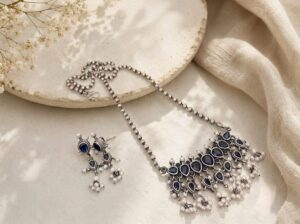 Stone chain pendant with earrings