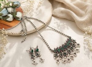 Stone chain pendant with earrings