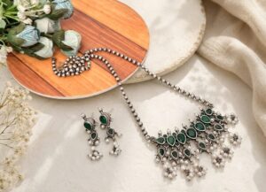 Stone chain pendant with earrings